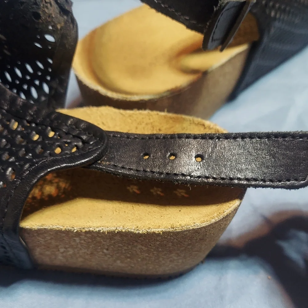 Eric Michael Phoebe Black Laser Cut Leather Cork Wedge Sandals Size 39/8.5
